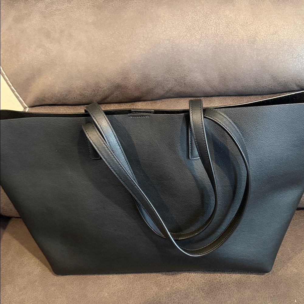 Saint Laurent Elegant Black Tote - Picture 6 of 7